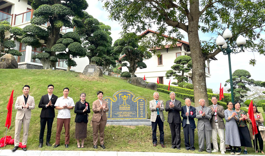 [-]Vũ[-]Ninh[-]đ&oacute;n[-]nhận[-]12[-]C&acirc;y[-]Di[-]sản[-]Việt[-]Nam